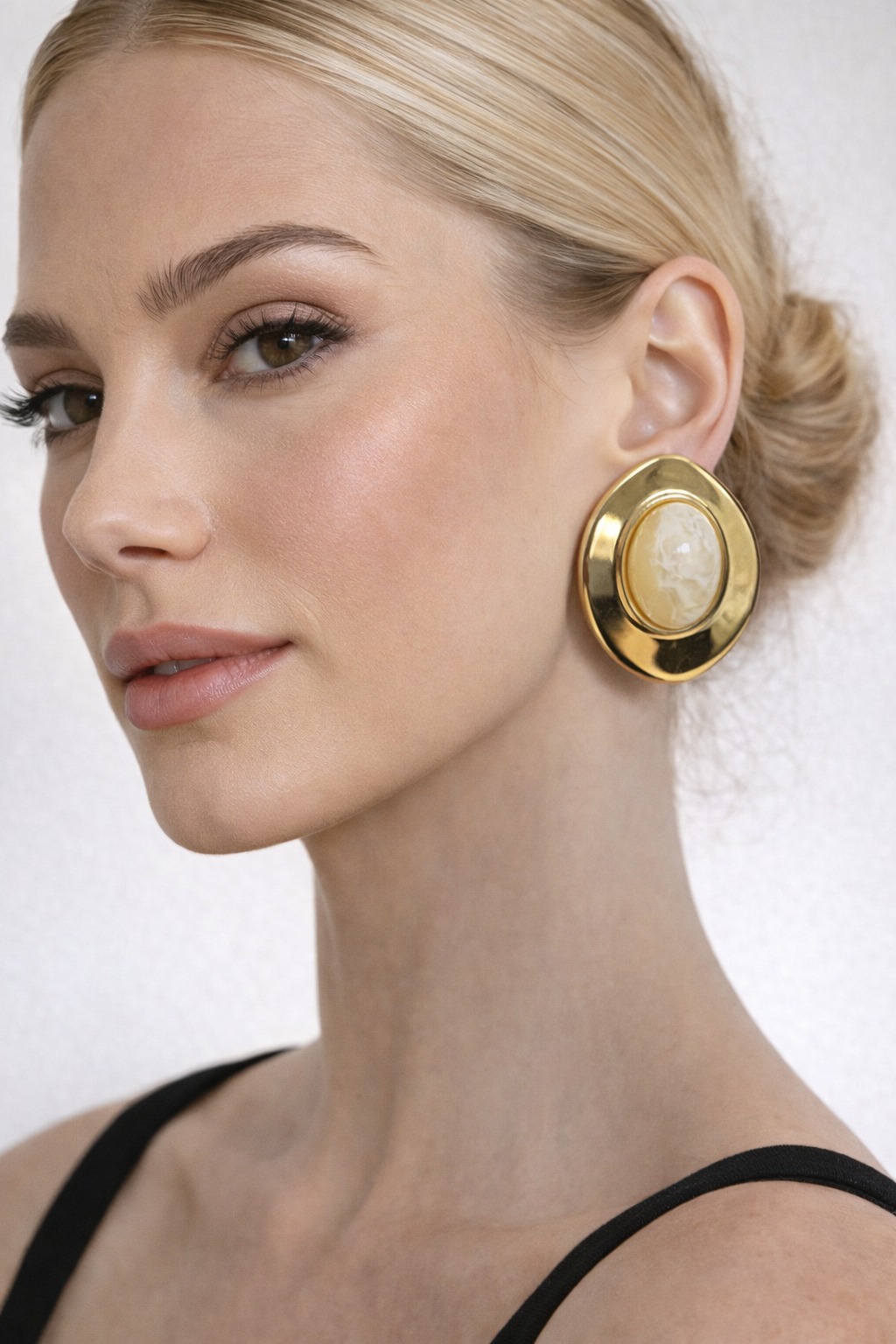 Kadın Gold Renk Beyaz Oval Taşlı Çivi Küpe