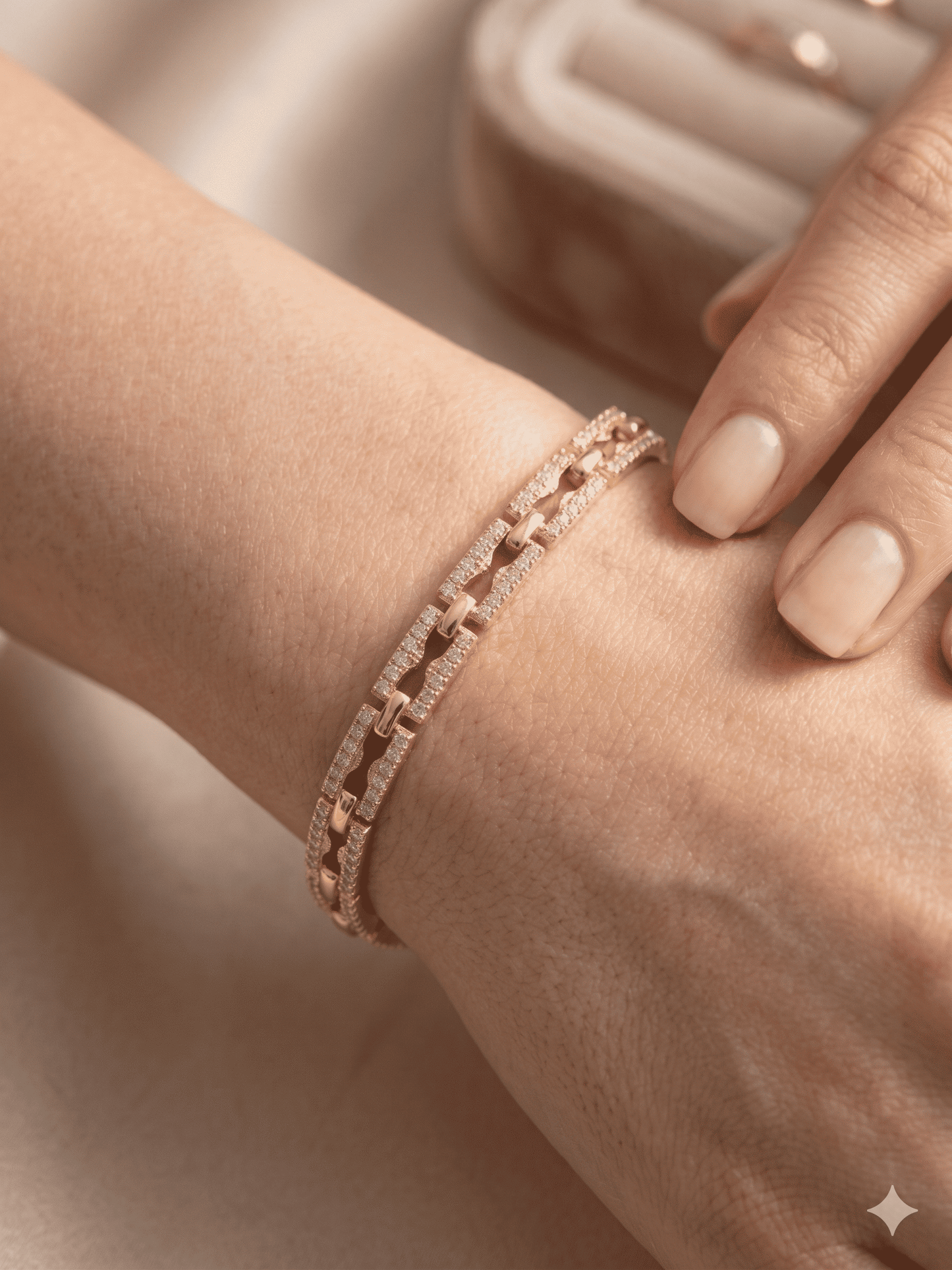 Luxe Gold Collection Premium Çelik Bileklik Kadın Altın Renk Taşlı Zincir Model Lüks Tasarım Kararma Yapmaz