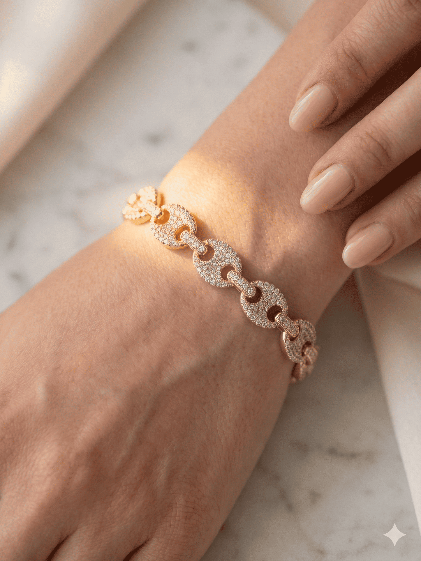 Luxe Gold Collection Premium Çelik Bileklik Kadın Altın Renk Taşlı Halka Zincir Model Lüks Tasarım