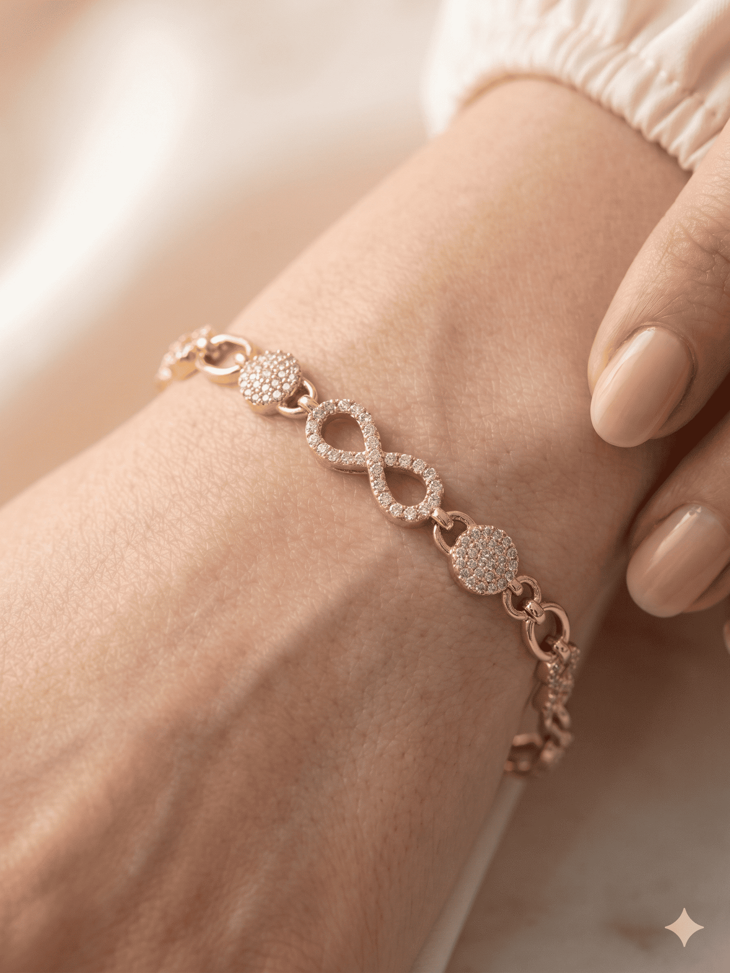 Luxe Gold Collection Premium Çelik Bileklik Kadın Altın Renk Sonsuzluk Taşlı Model Lüks Tasarım